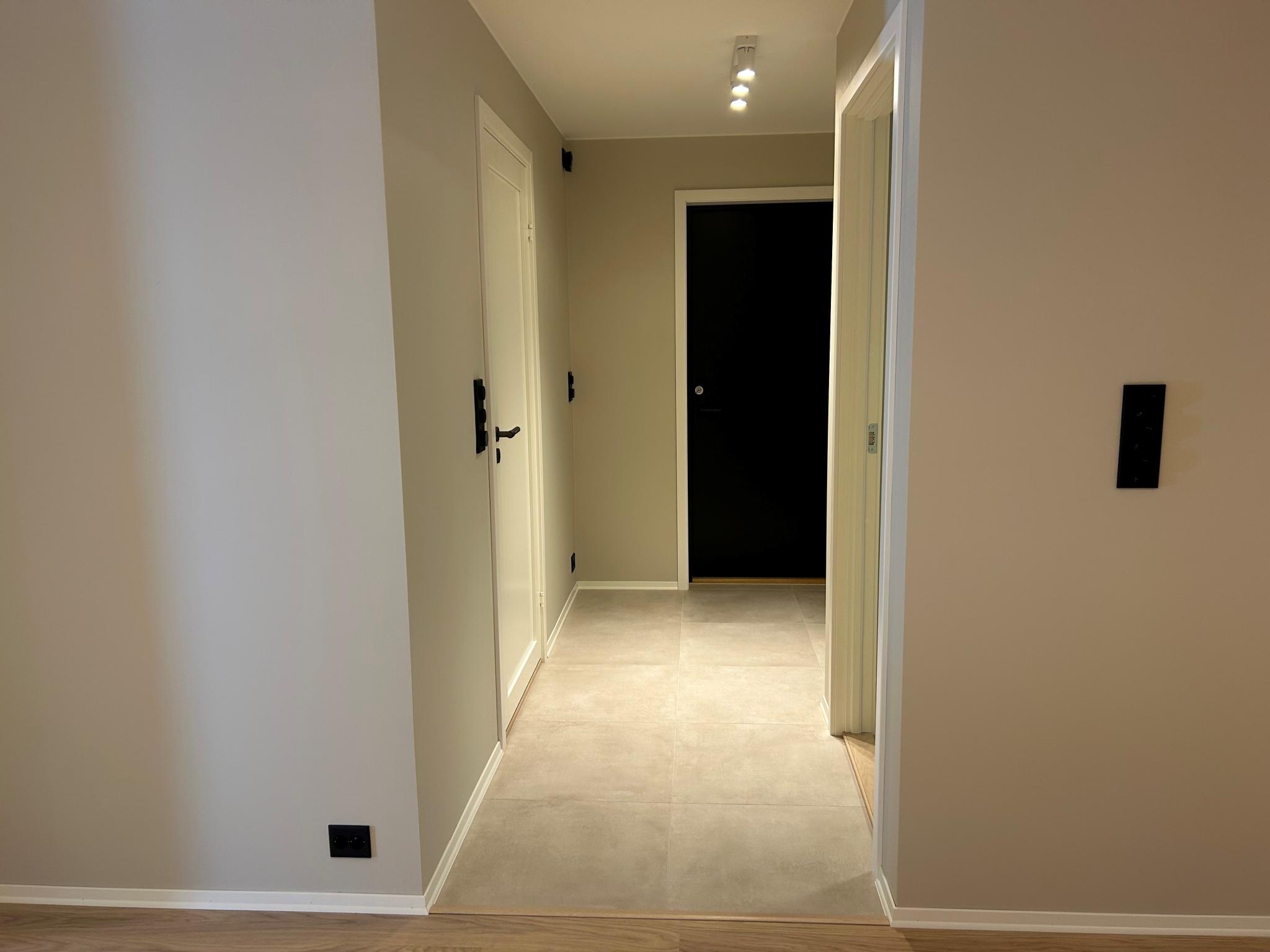 Det er egen inngang til leiligheten.